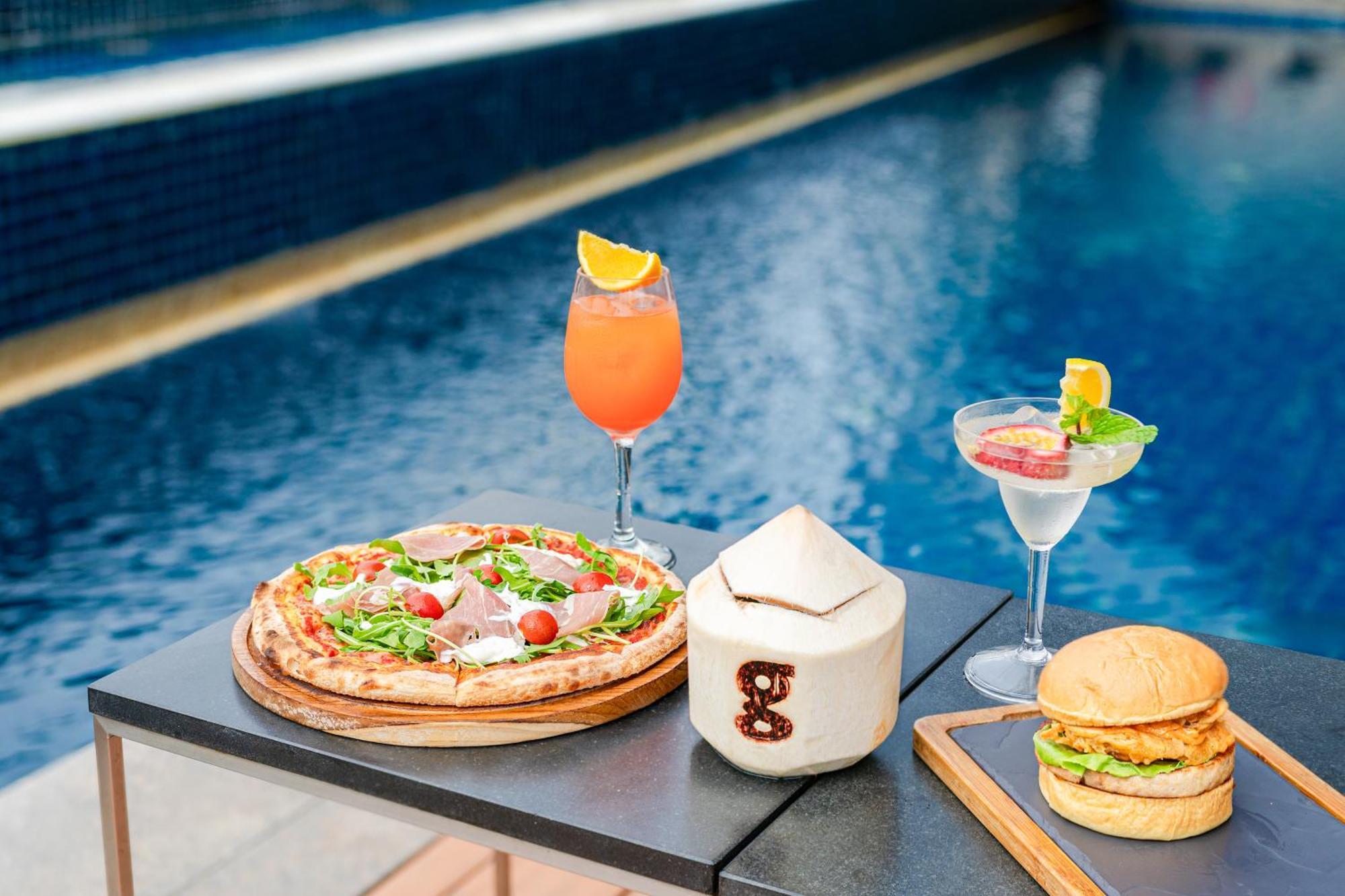 풀맨 방콕 호텔 G 외부 사진 Poolside dining at the hotel
