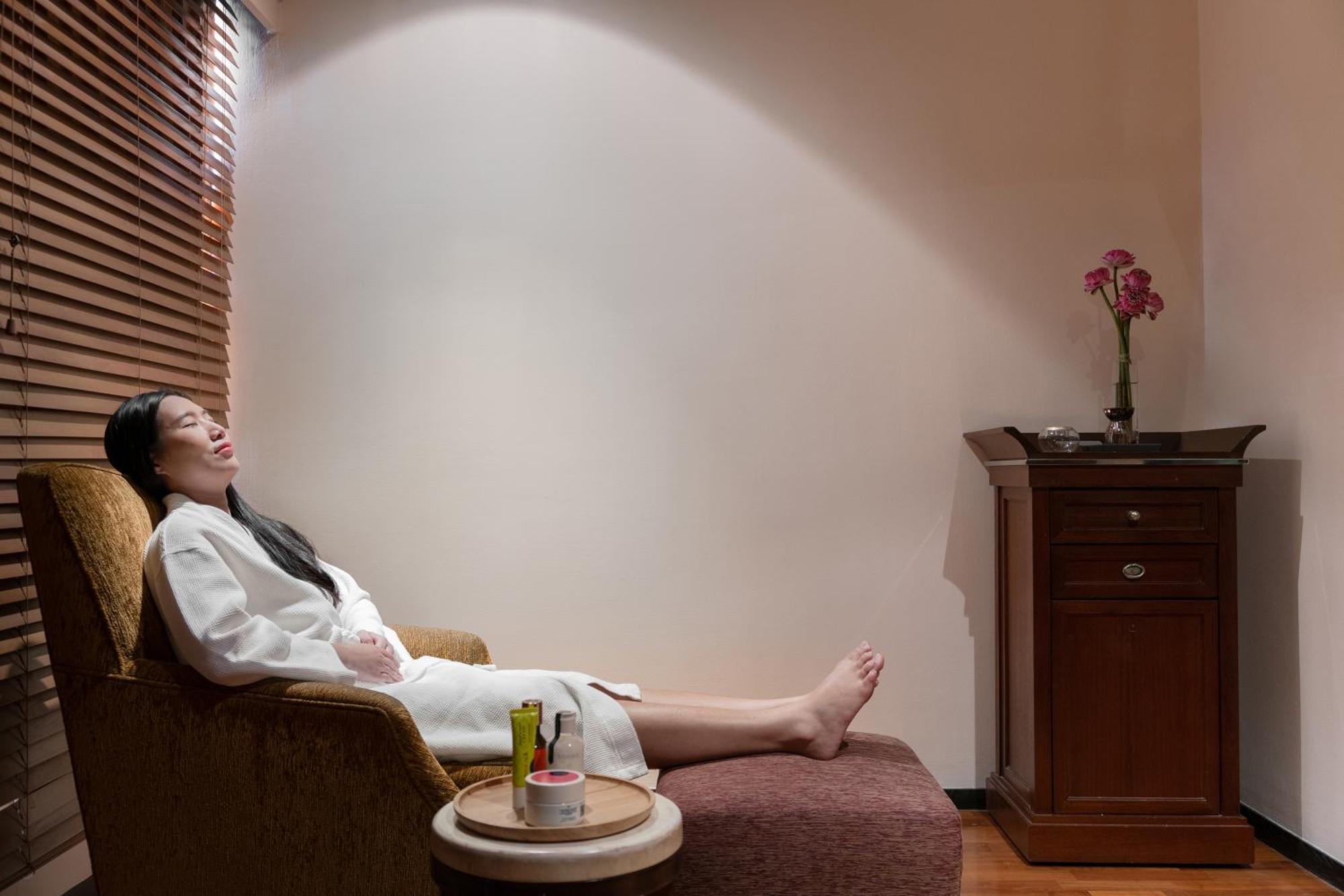 풀맨 방콕 호텔 G 외부 사진 A woman relaxing at a spa