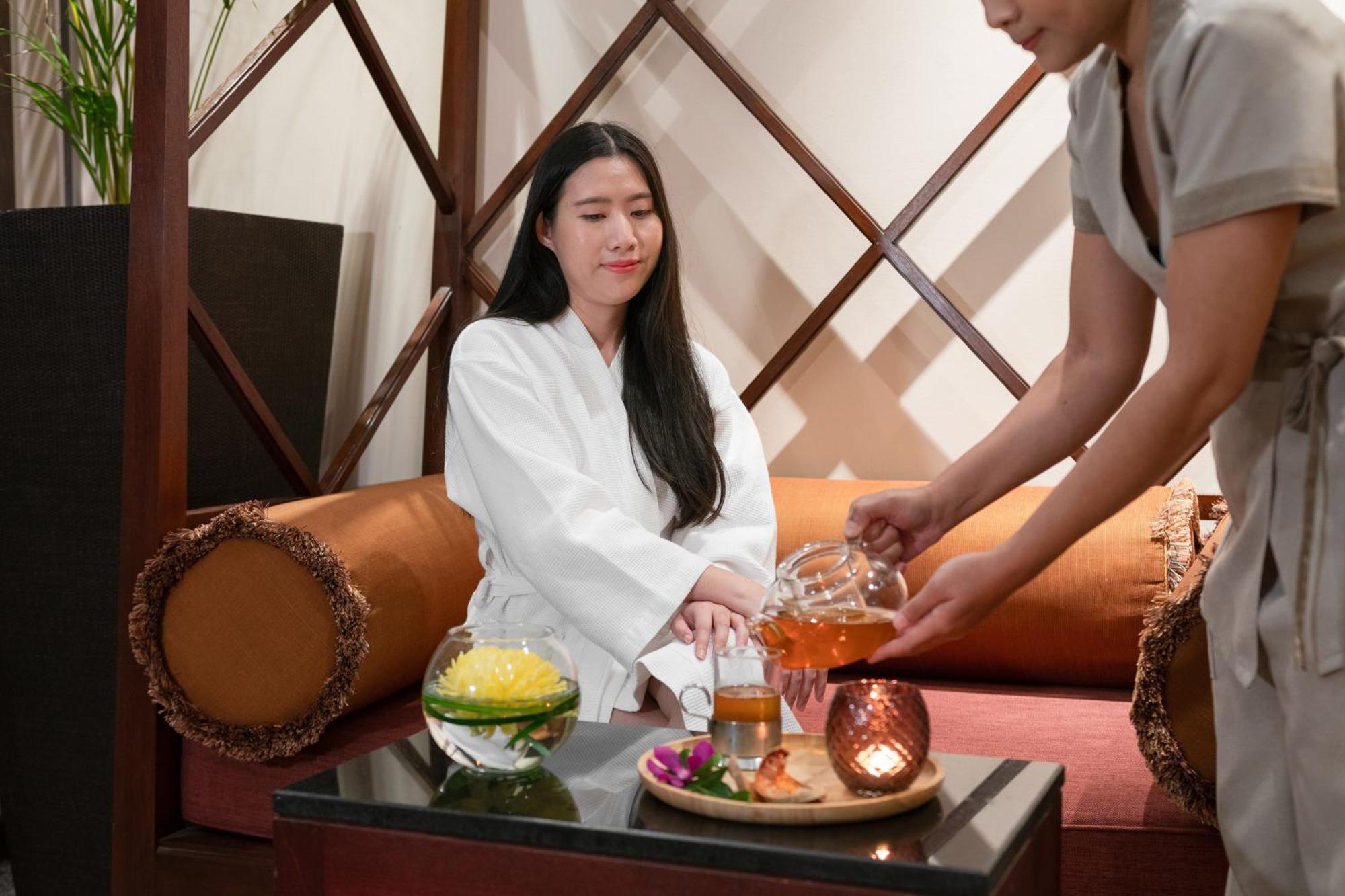 풀맨 방콕 호텔 G 외부 사진 A woman at a spa
