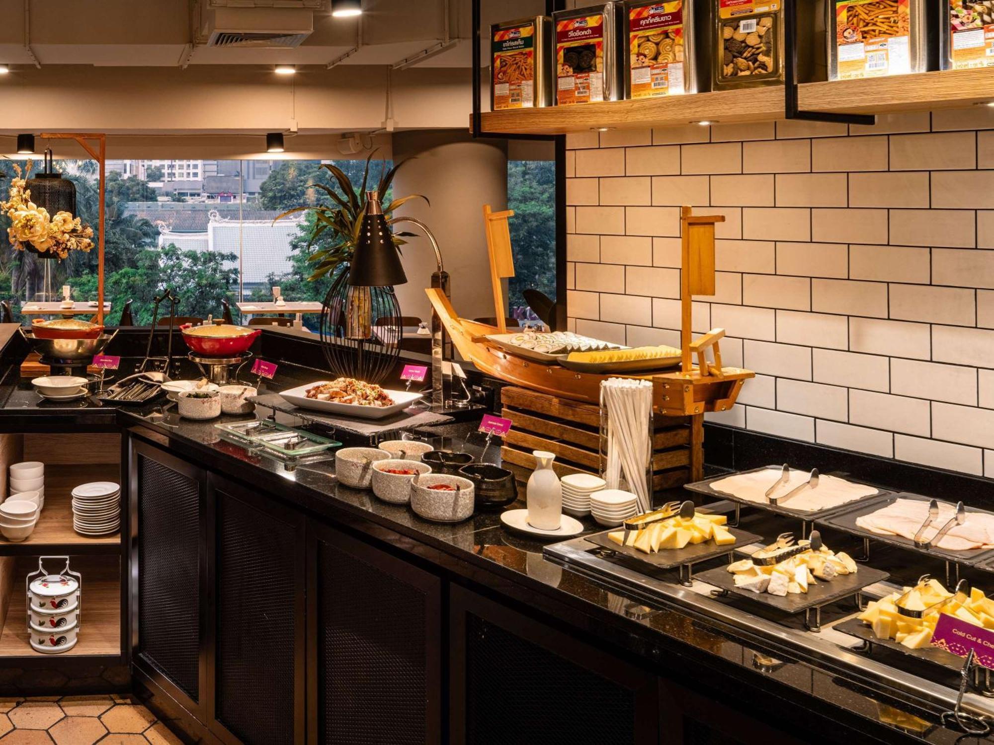 풀맨 방콕 호텔 G 외부 사진 A buffet at a restaurant