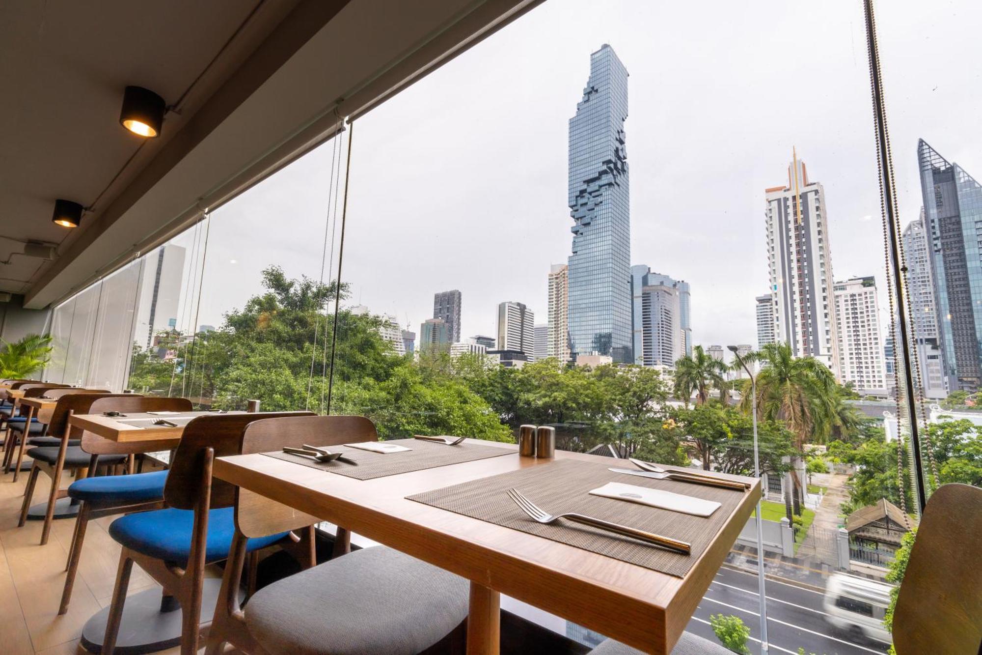 풀맨 방콕 호텔 G 외부 사진 View of the Bangkok skyline from the restaurant