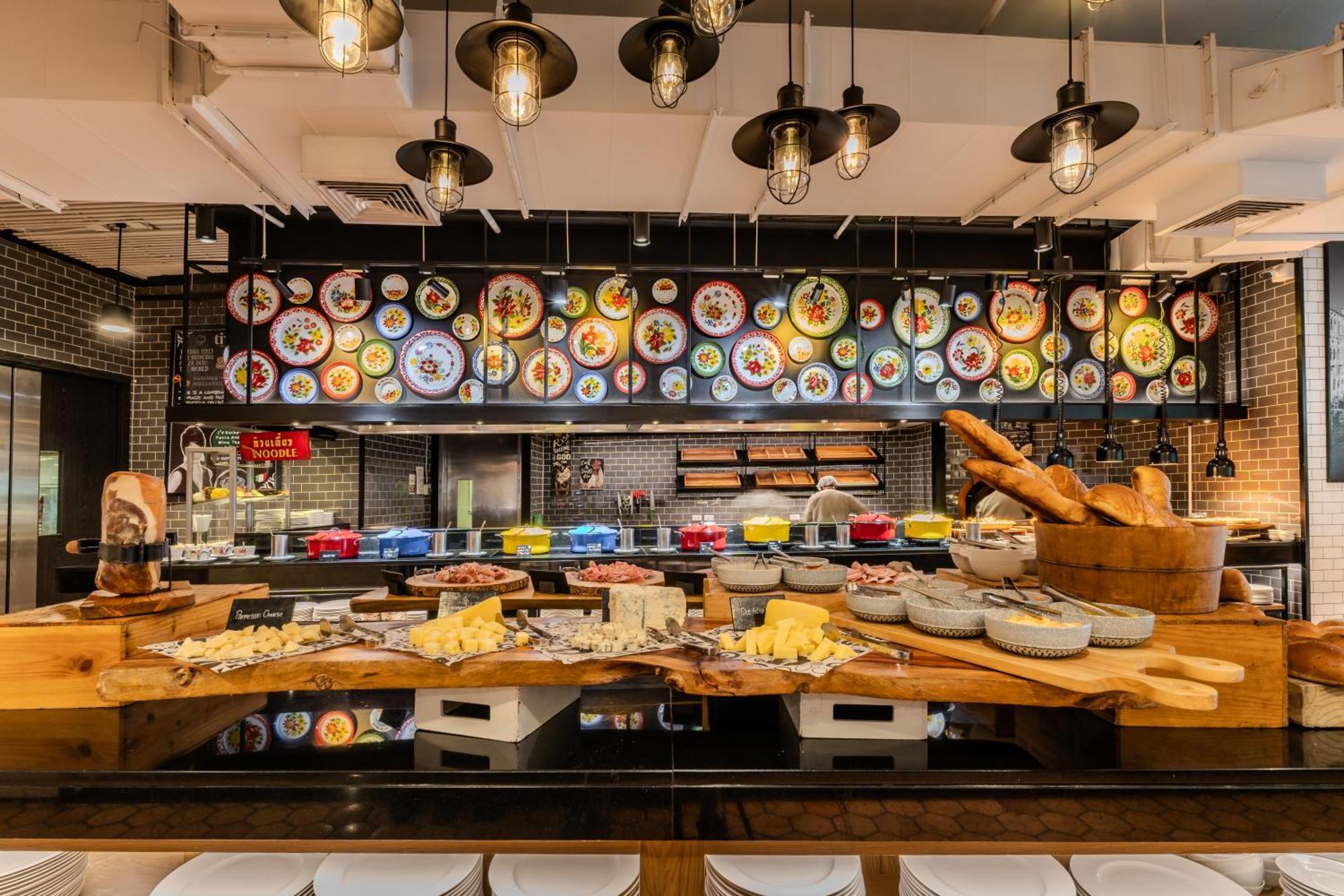 풀맨 방콕 호텔 G 외부 사진 The buffet at the restaurant