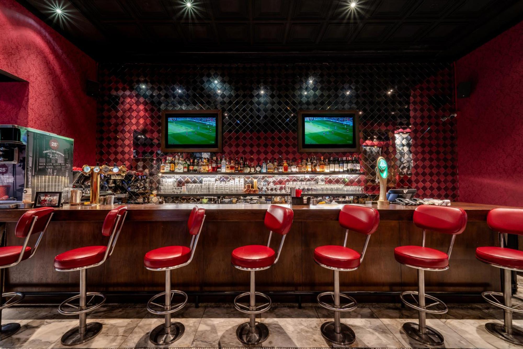 풀맨 방콕 호텔 G 외부 사진 The bar at the 2018 FIFA World Cup